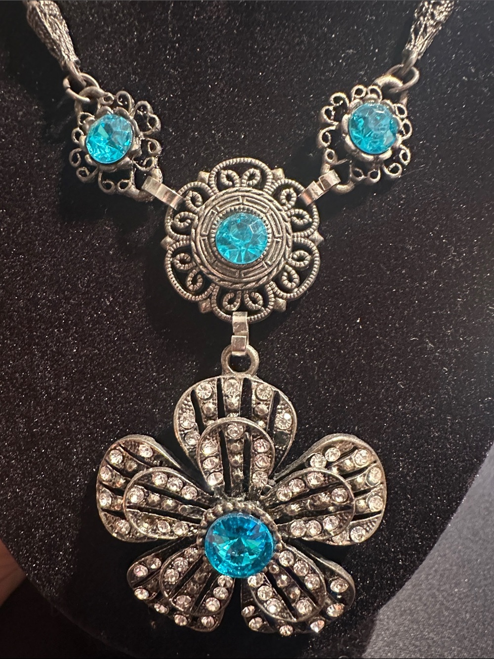 Turquoise Crystal Flower Pendant Necklace - Silver Tone
219 - Picture 3 of 3